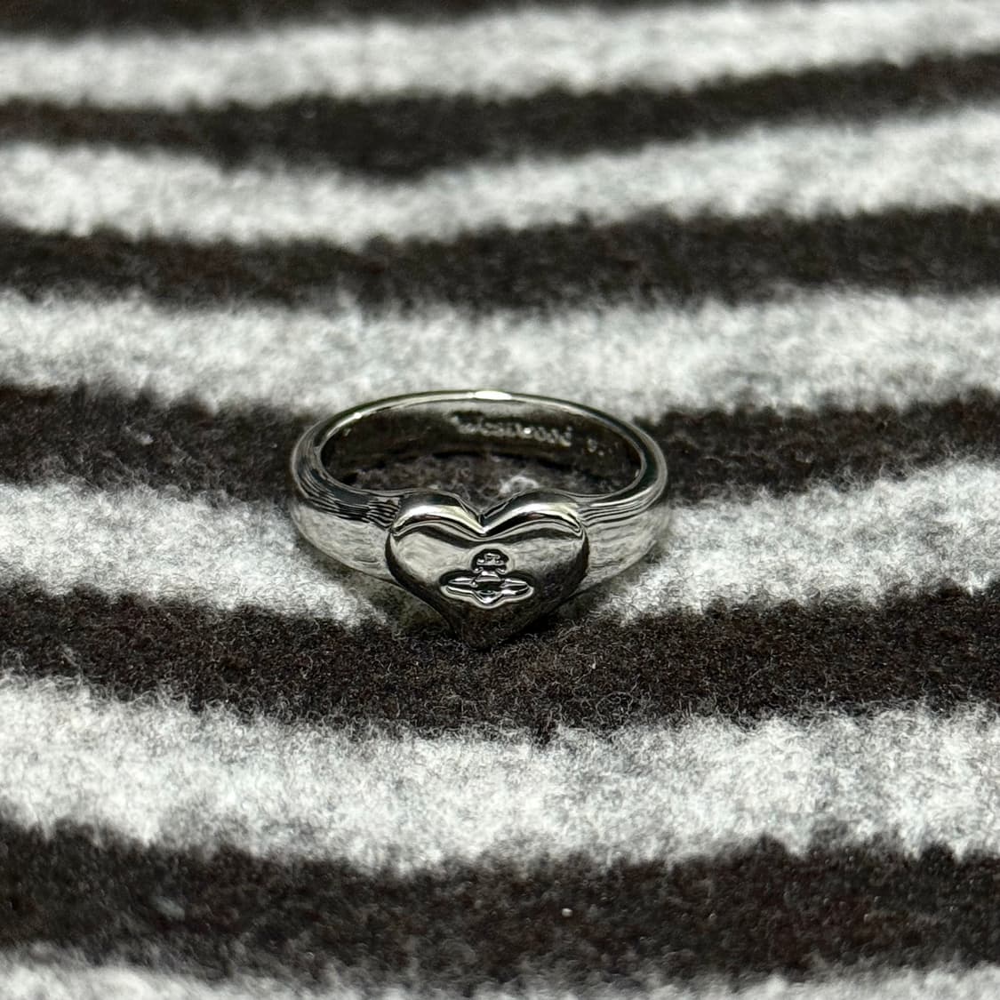 비비안웨스트우드 아카이브 각인 하트링 반지 상품이미지1
