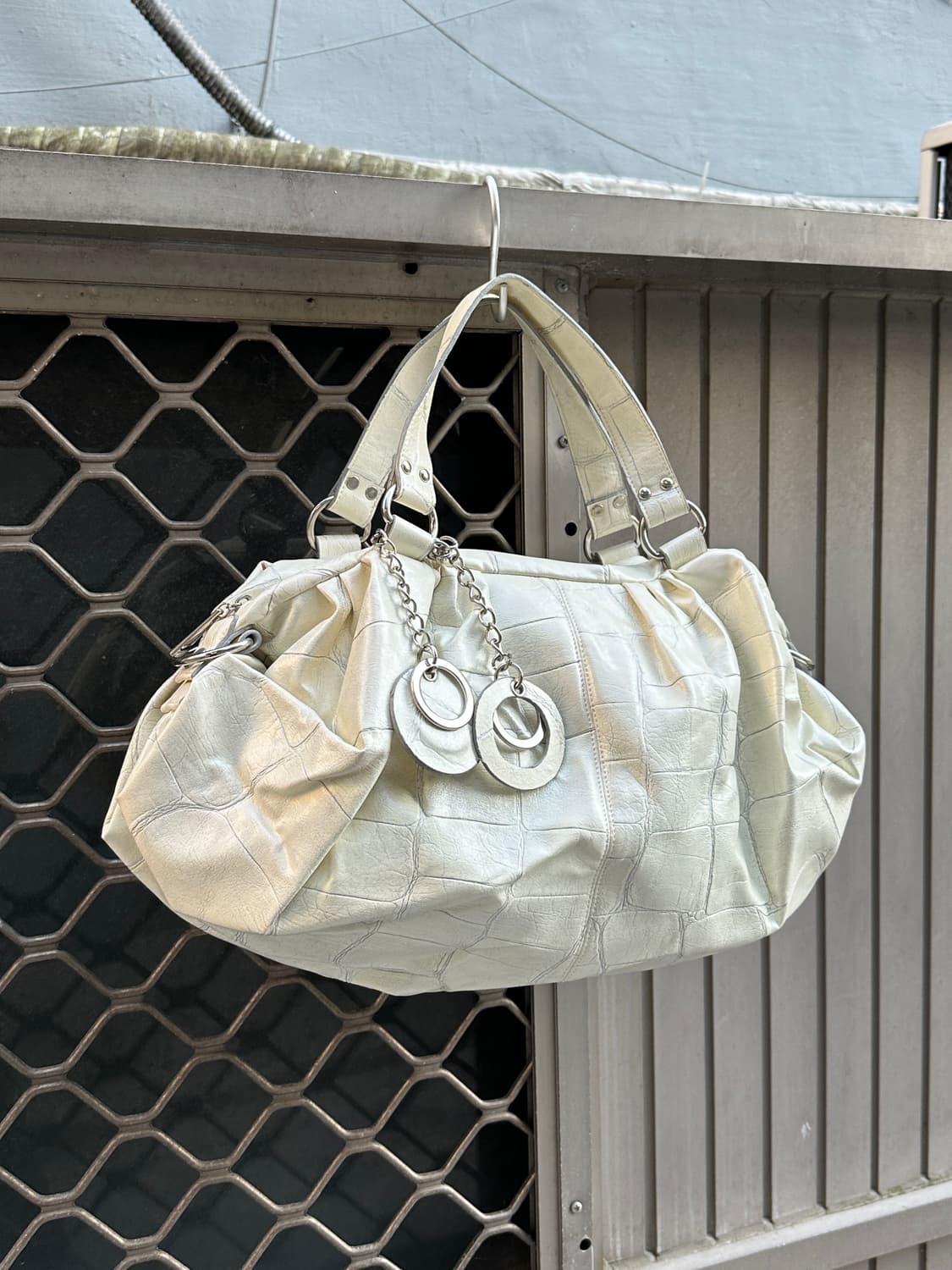 Crack leather stud shoulder bag 상품이미지1