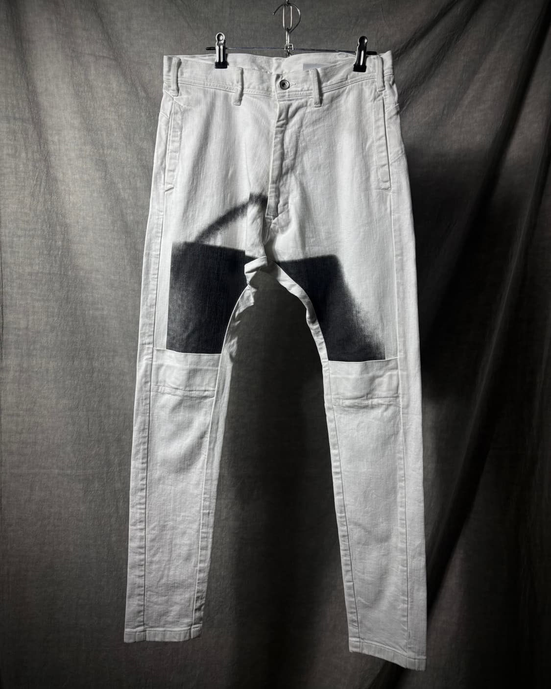 JULIUS Spray-Dyed White Denim Pants  상품이미지2