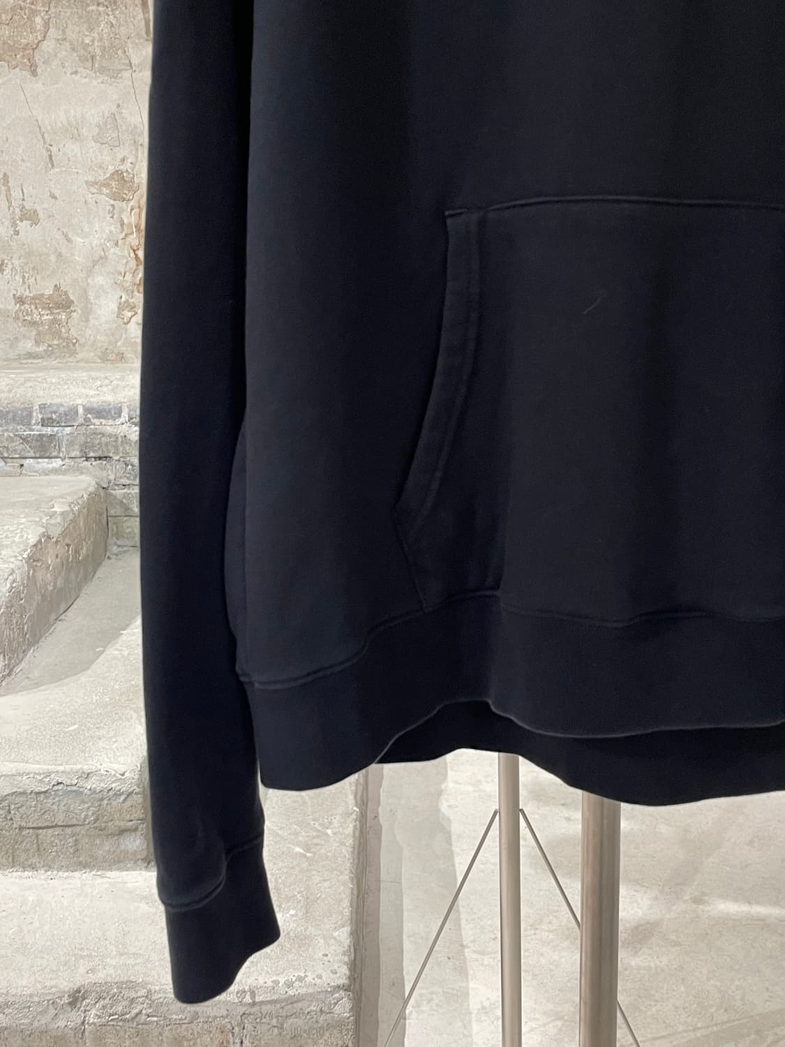 오프화이트 x 도버 스트릿 마켓 블랙 그라데이션 로고 자수 후디 상품이미지5