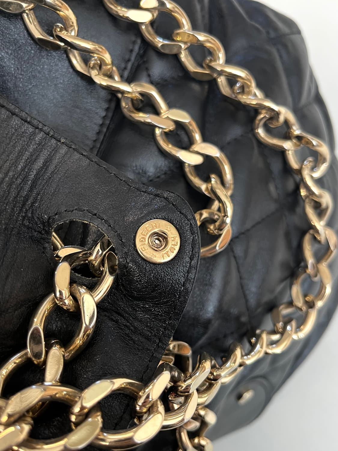 버버리 프로섬 퀄팅 레더 체인 버킷백 상품이미지5