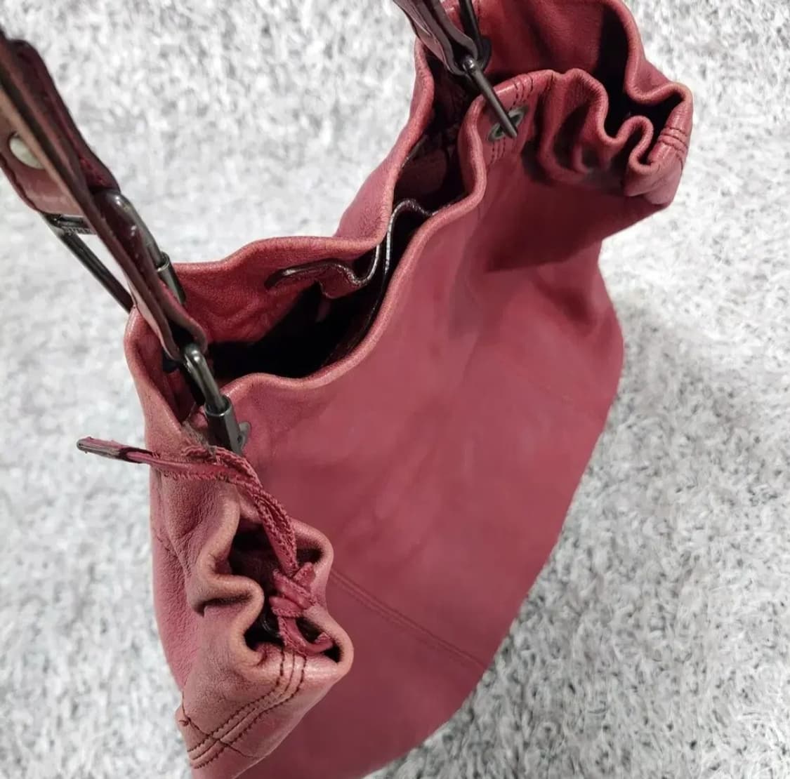 버버리 레더 숄더백 상품이미지4