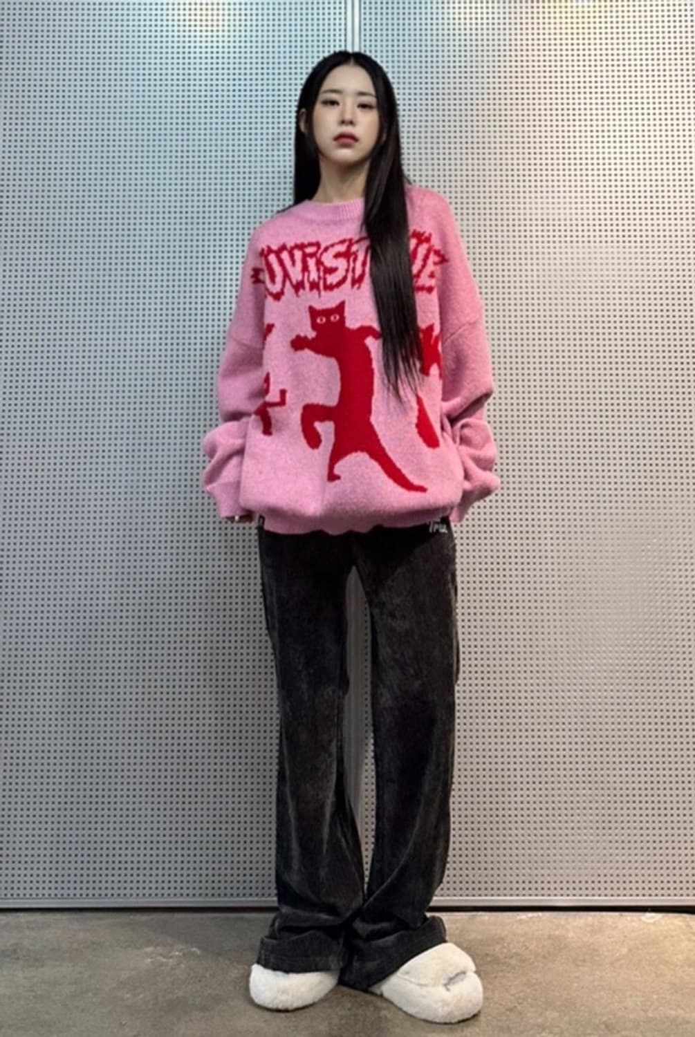 러브이즈트루 캣 핑크 오버핏 니트 르세라핌 사쿠라 착용 상품이미지4