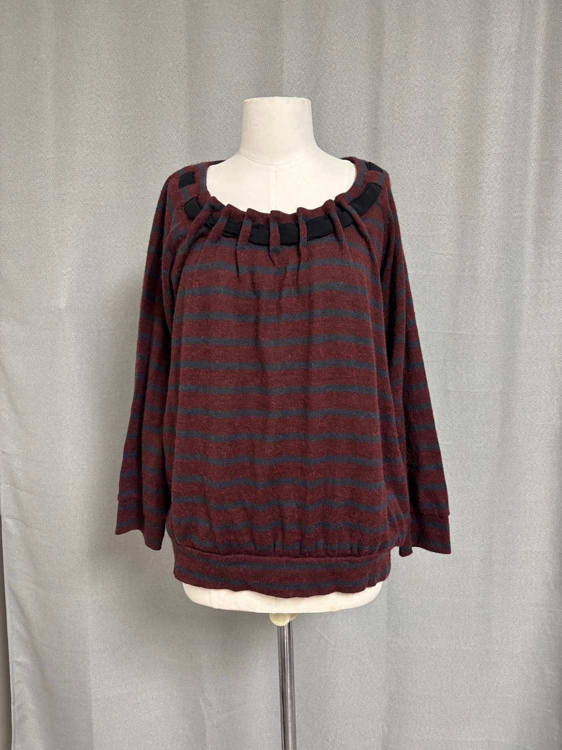 버건디 스트라이프 U넥 트리밍 풀오버 상품이미지5