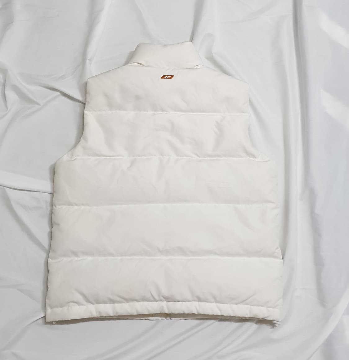 L 리복 기본로고 화이트 푸퍼 덕다운 조끼 상품이미지2
