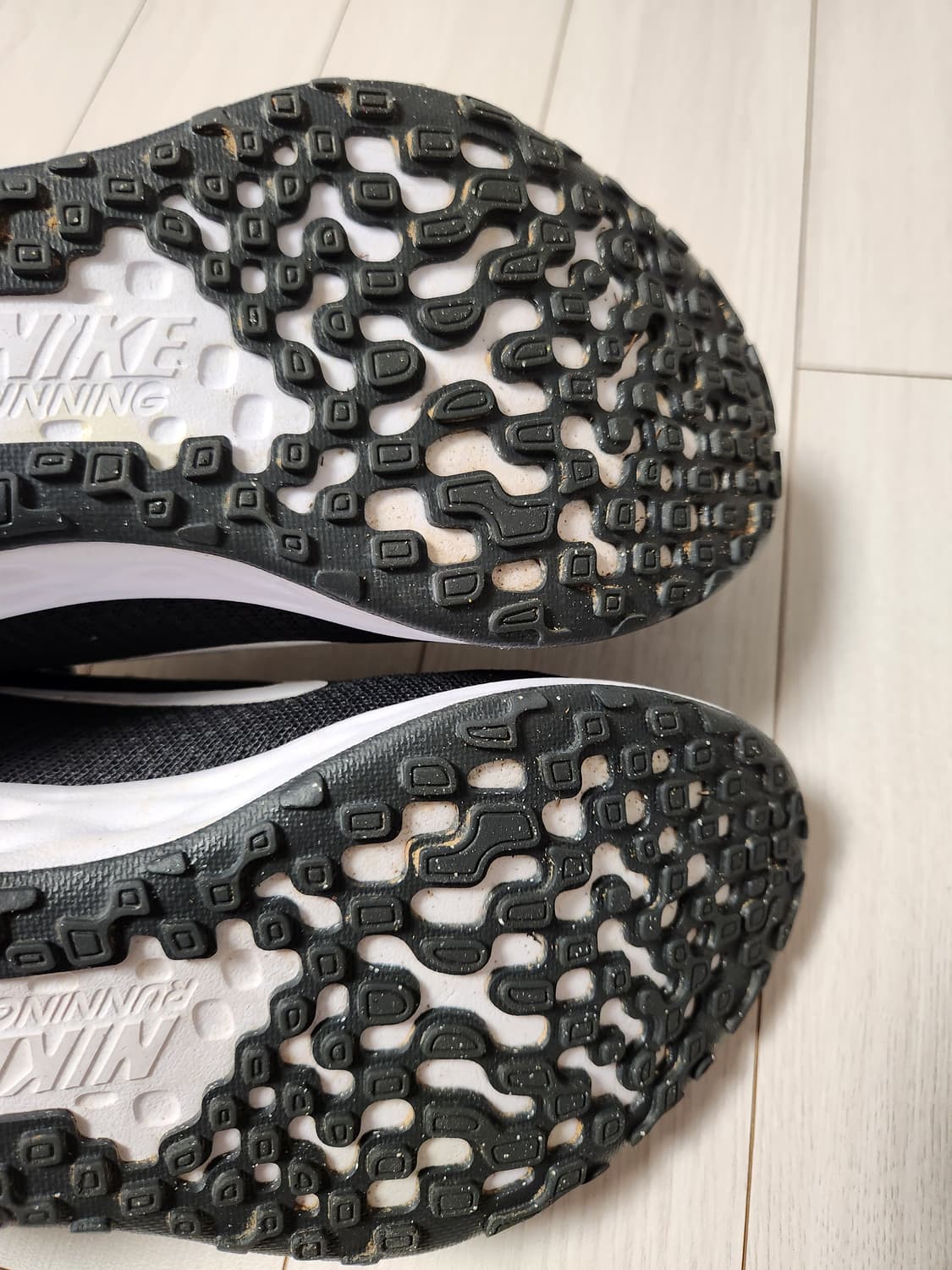 나이키 레볼루션 6 넥스트 네이처 DC3729-003 사이즈250

사용 상품이미지8