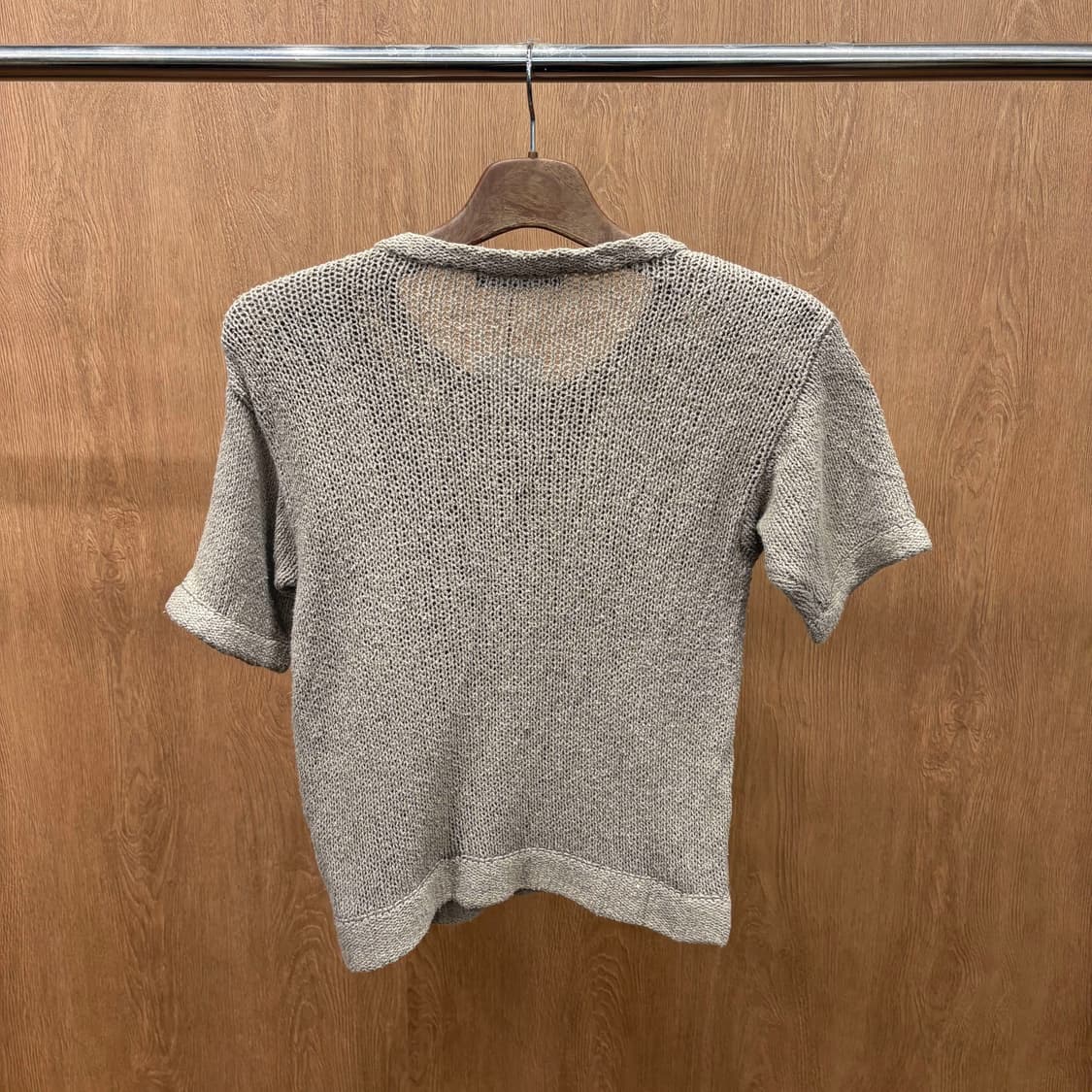 미스 끌로에 라운드넥 반팔 니트 프론트 꽈배기 짜임 디테일 웜 그레이 상품이미지3