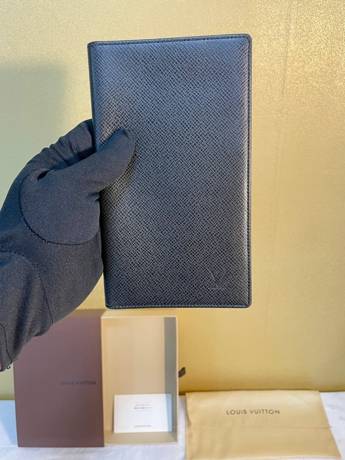 루이비통 타이가 여권장지갑 상품이미지1