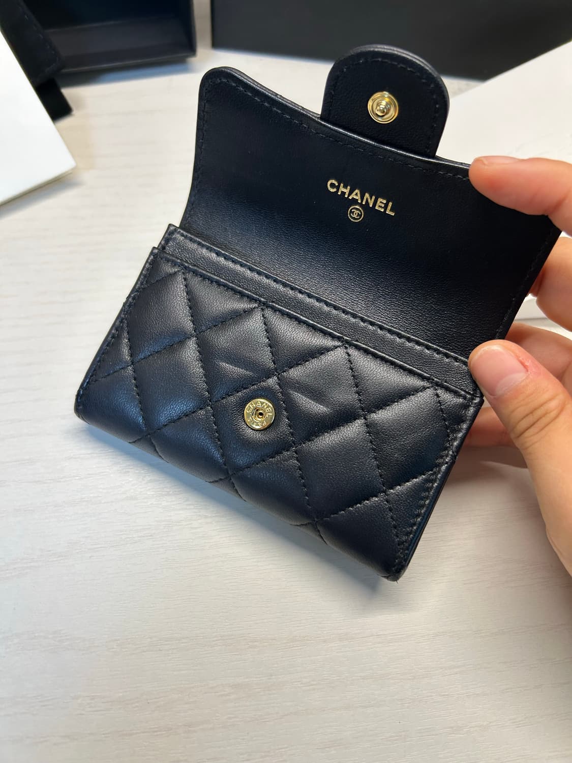 샤넬 CHANEL 클래식 금장 램스킨 플랩 카드 지갑 블랙 내장칩 상품이미지7