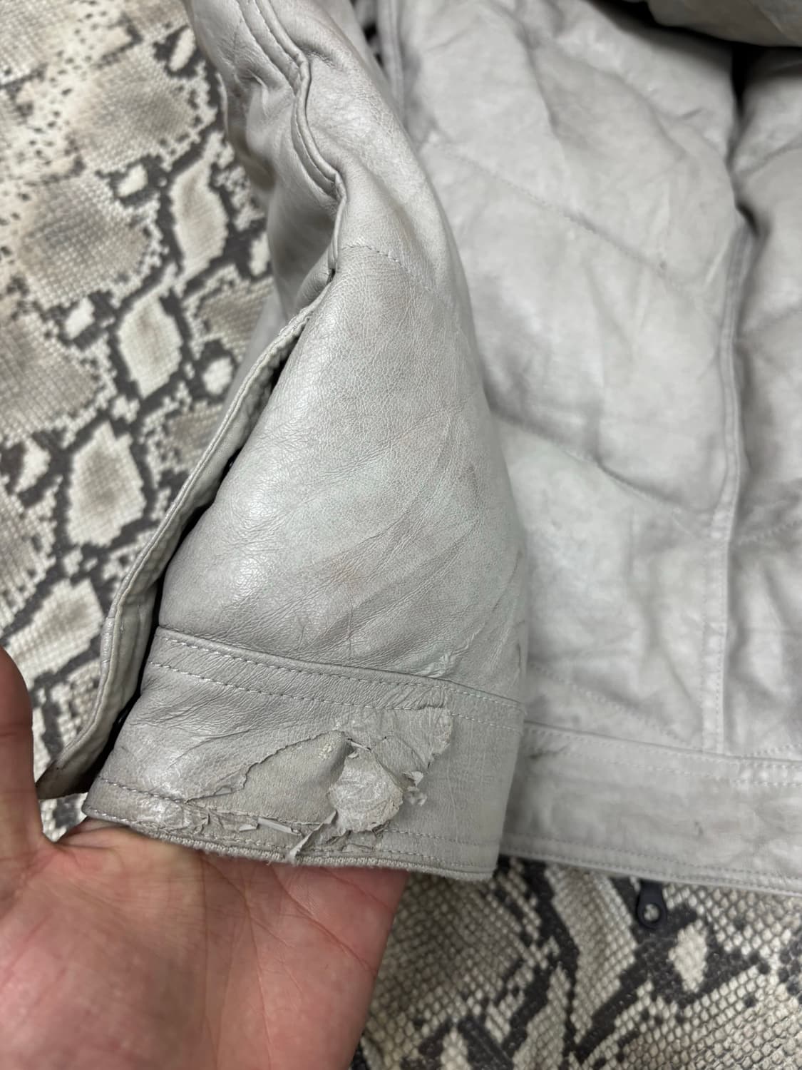 [HIDEAWAYS Nicole]VKEI Grey Leather Down 상품이미지10