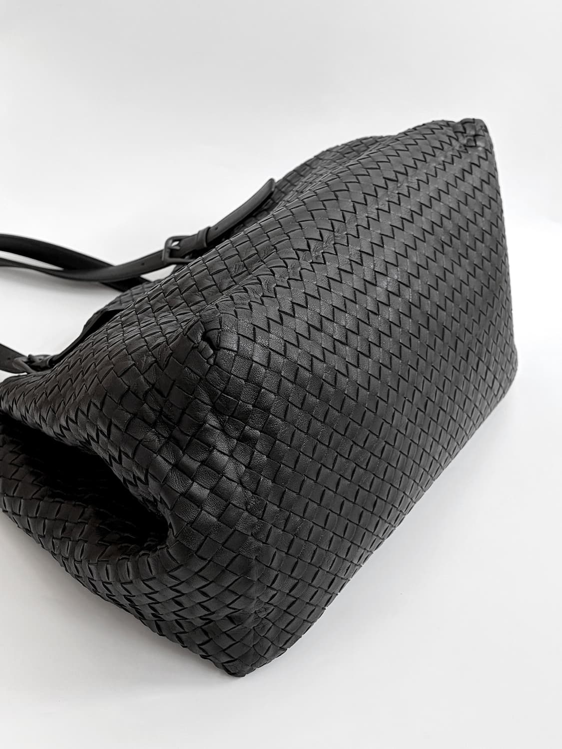 보테가베네타 인트레치아토 체스타 숄더백 라지 판매합니다. 상품이미지7