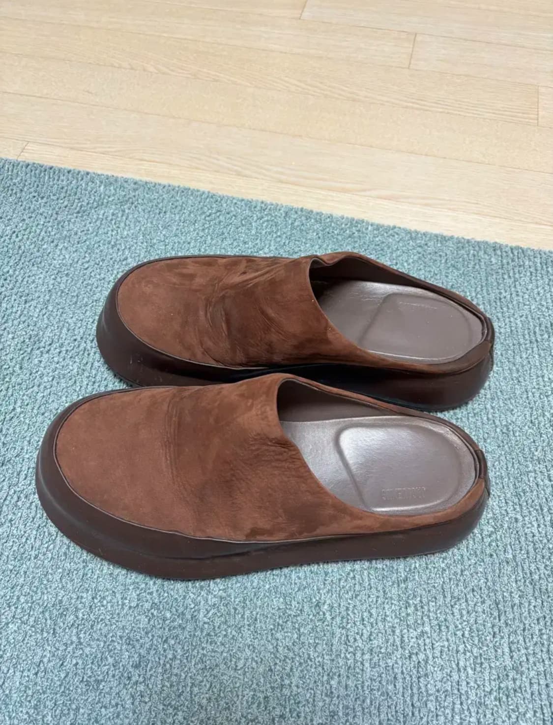 [43] 자크뮈스 Jacuemus 스웨이드 뮬 클로그 팝니다 상품이미지5