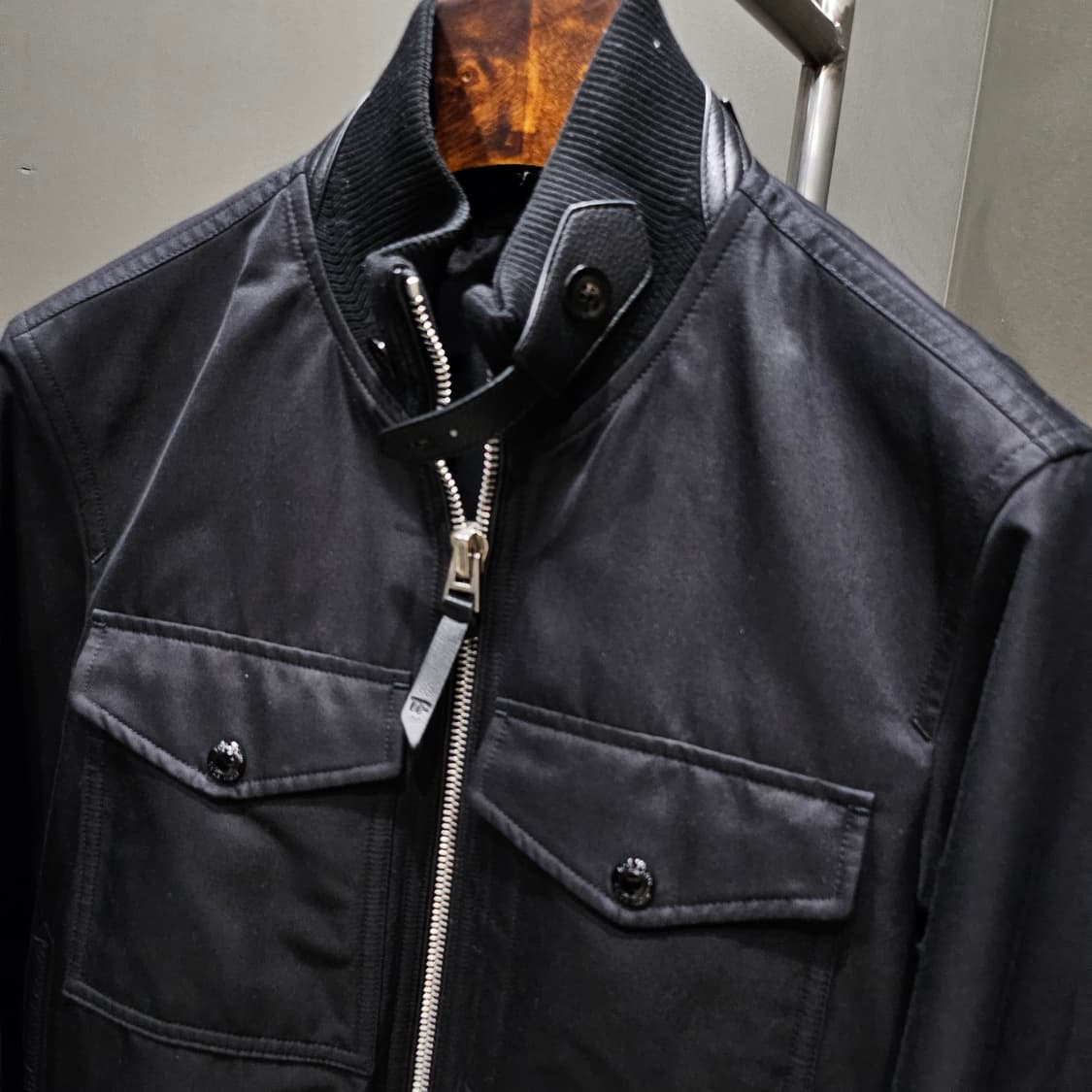 톰포드 레더트리밍 코튼 포켓 실크 트윌 봄버 자켓 상품이미지4