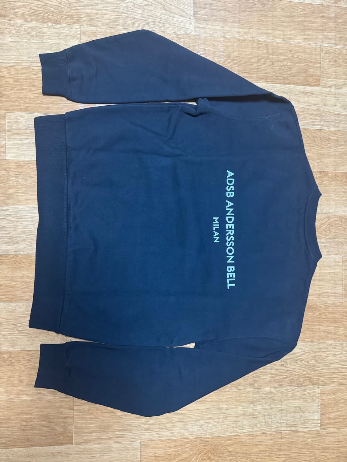 앤더슨벨 유니섹스 스툴 패치 로고 스웻셔츠  상품이미지1