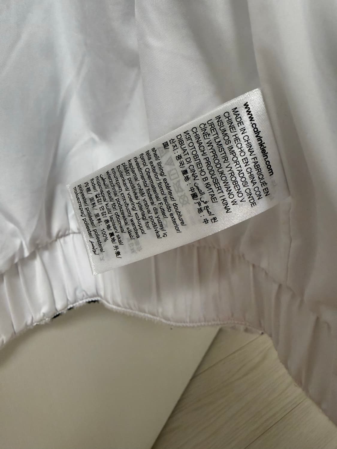 캘빈클라인 화이트 블랙 스펠아웃 모노그램 로고 후리스 상품이미지4