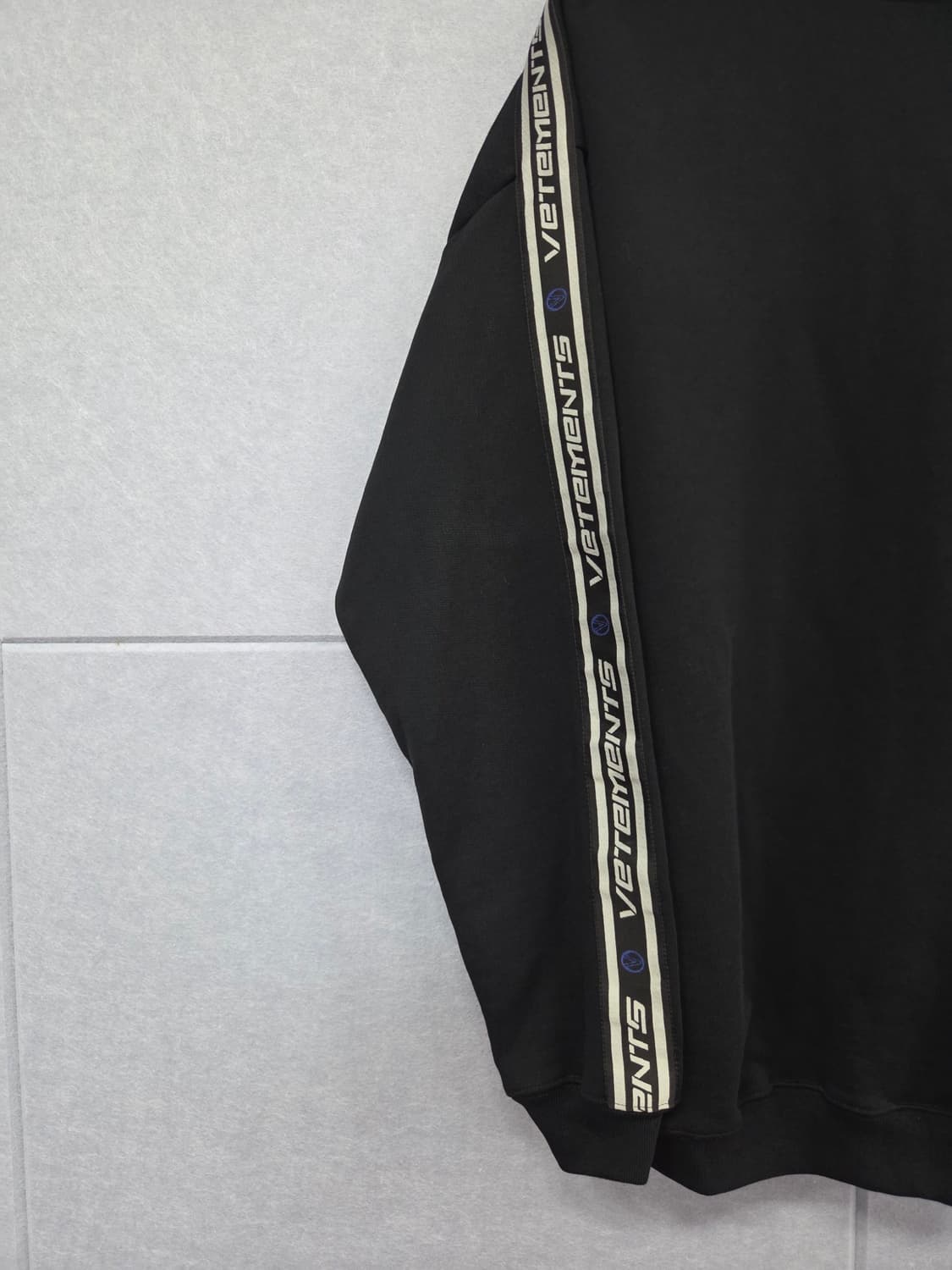 VETEMENTS 베트멍 사이드 테이프 로고 맨투맨 블랙 상품이미지3