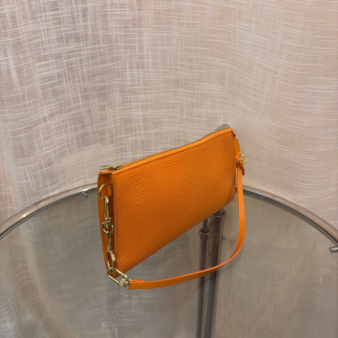 정품 루이비통 에삐 포쉐트 악세수아 파우치 숄더백     상품이미지4