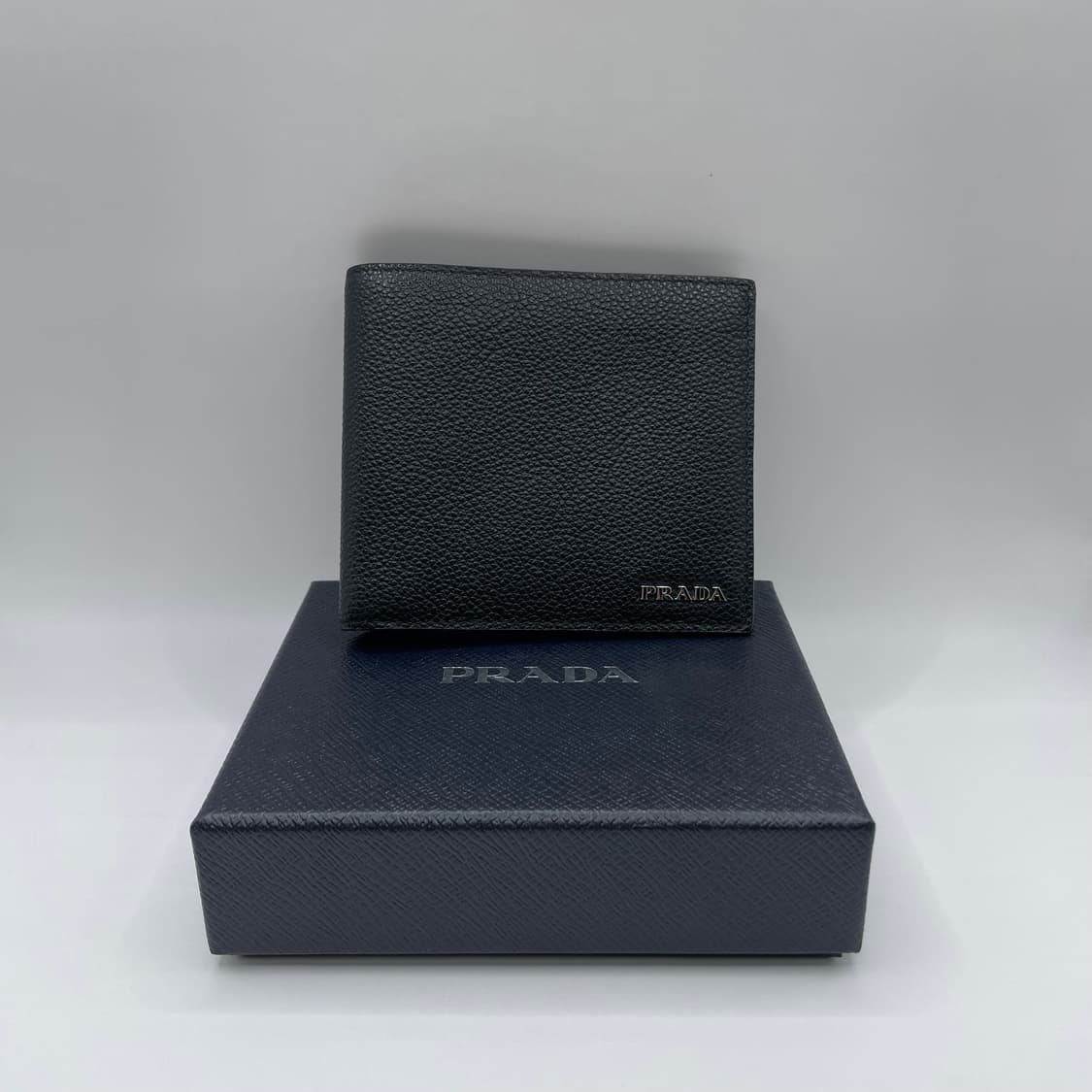 프라다 메탈로고 반지갑 블랙 상품이미지1