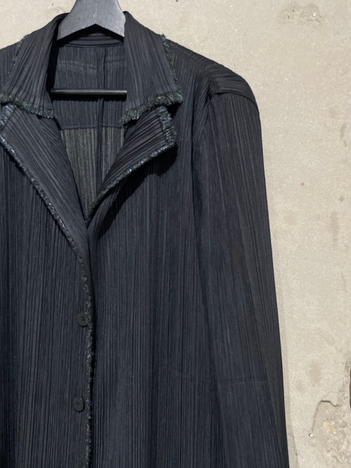 플리츠 플리즈 블랙 프레이드 엣지 버튼 롱 자켓 상품이미지3