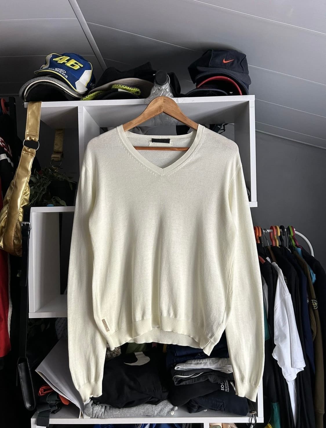 V-neck Tab Sweater 상품이미지1