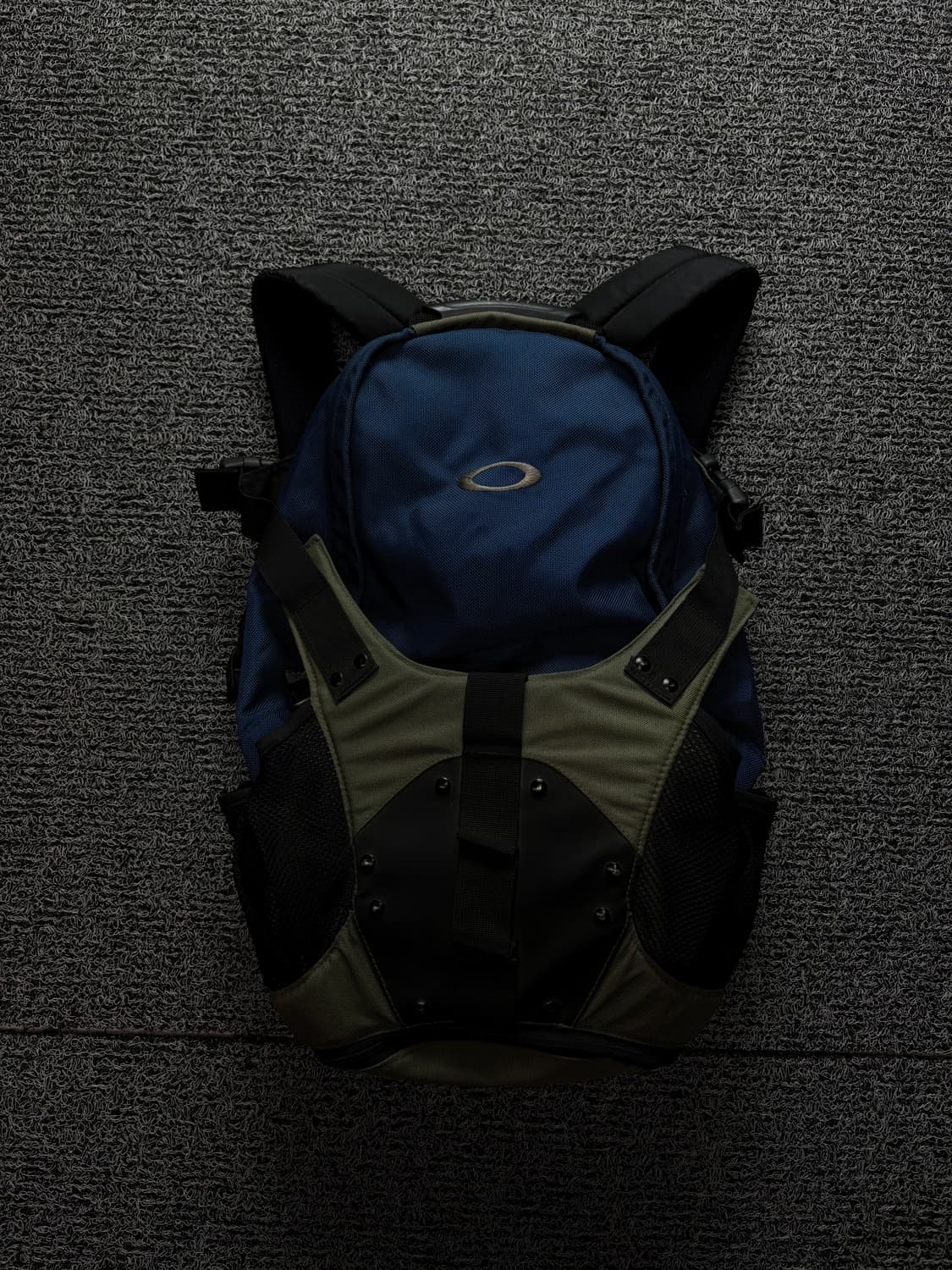 오클리 아이콘 로고 아카이브 테크웨어 백팩 1409 상품이미지2