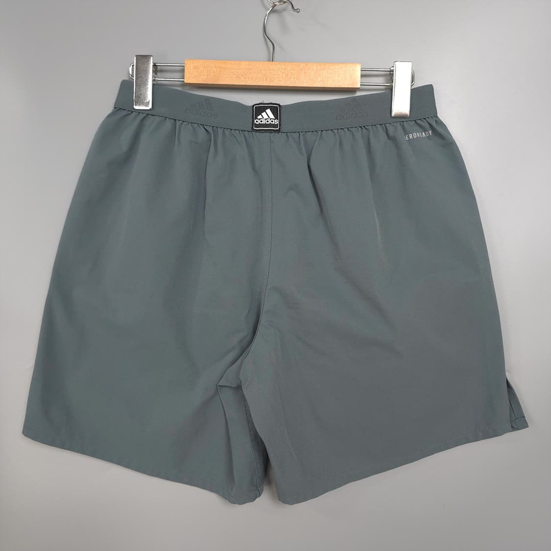 남성용 아디다스 Adidas 로고 그래픽 반바지 L(100) 상품이미지2