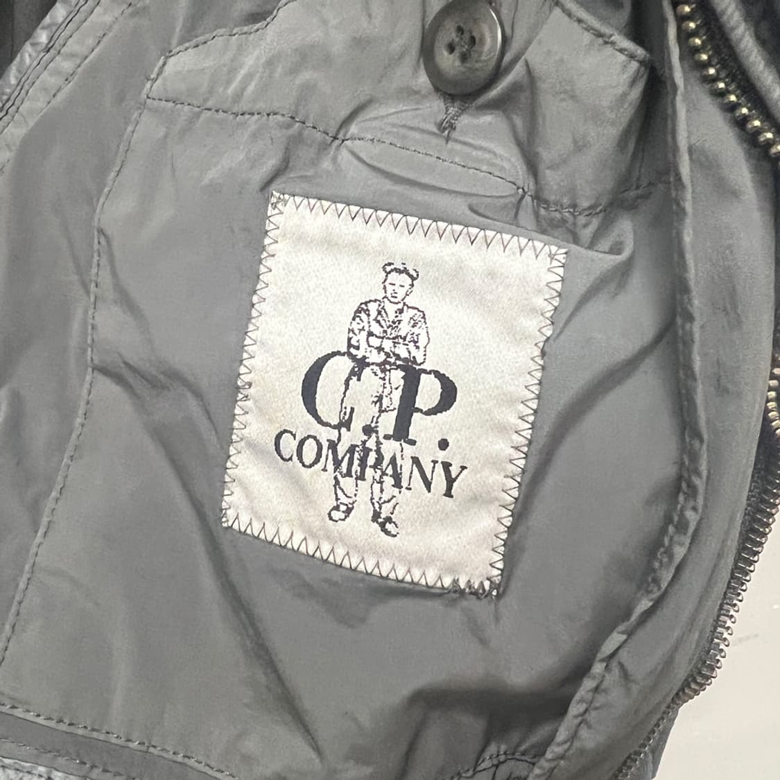 CP컴퍼니 NYCRA 렌즈 와펜 봄버 자켓 M 상품이미지5