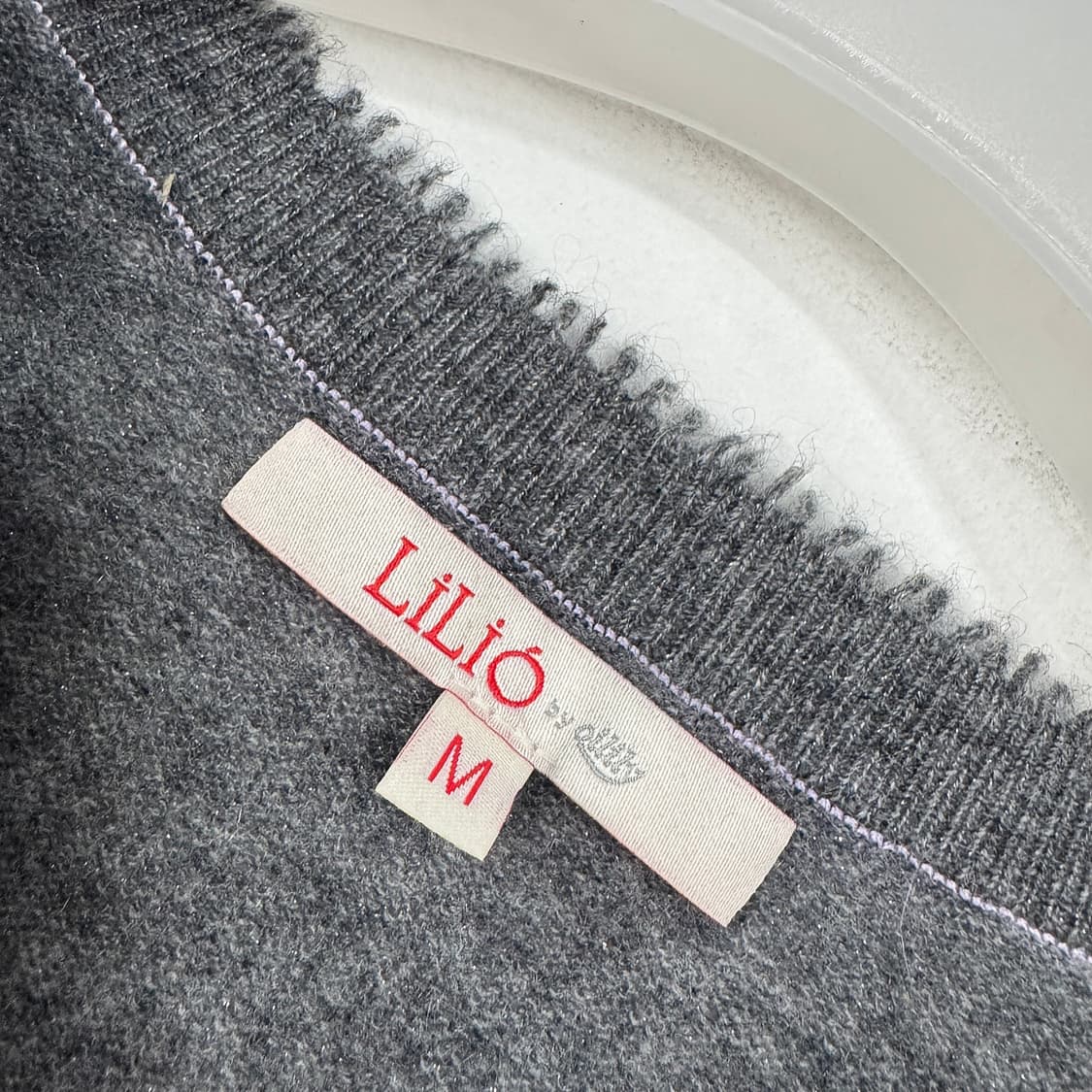 릴리오 by 오일릴리 25 캐시미어 브이넥 니트 (CHARCOAL) 상품이미지3