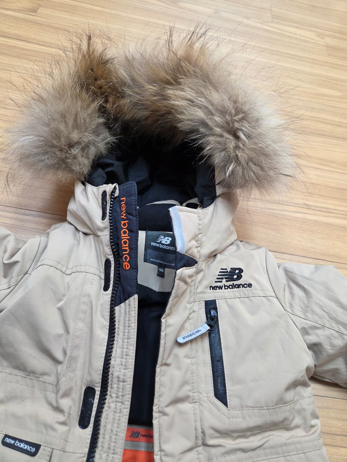 뉴발란스 키즈 남아 패딩 베이지색 100사이즈입니다. 털이 풍성한 후드가 상품이미지5
