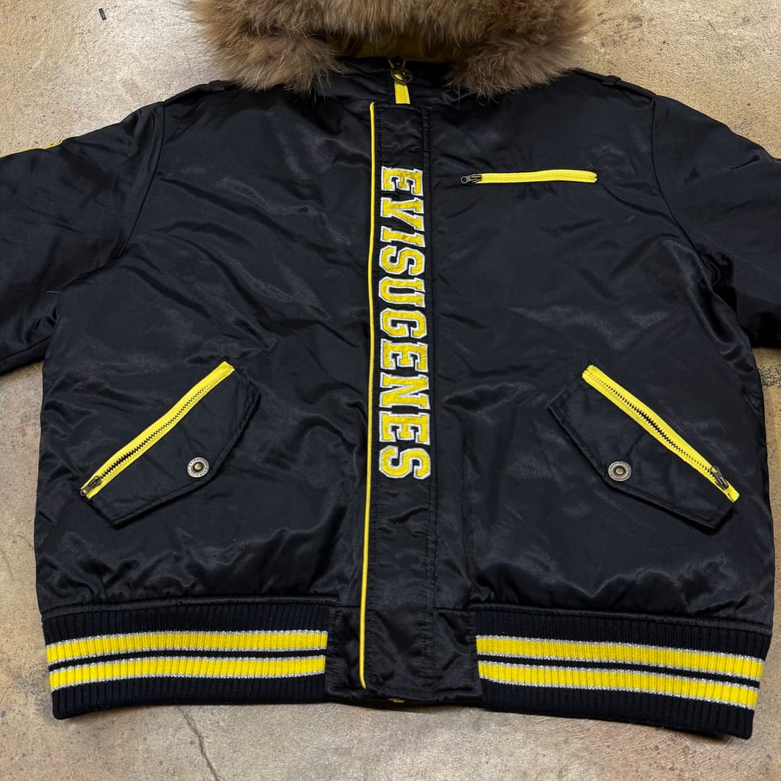 에비수 블랙 옐로우 백로고 포인트 퍼 숏패딩 상품이미지3