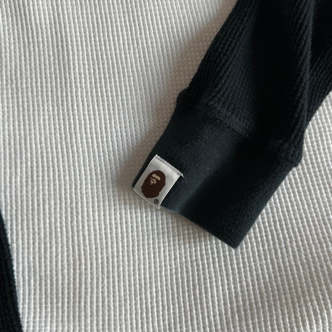 베이프 블랙 화이트 배색 와플 롱슬리브  상품이미지4