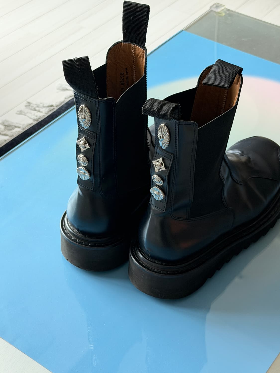 TOGA 토가 웨스턴 메탈 장식 첼시 부츠 네이비  상품이미지3