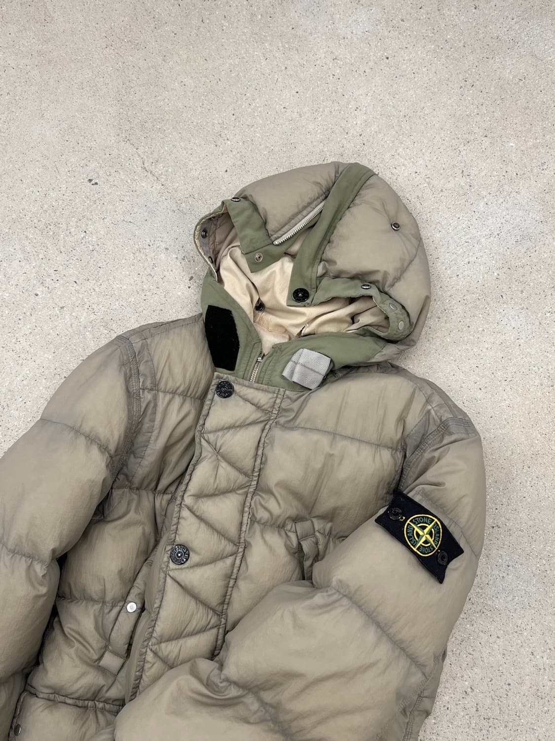 스톤아일랜드 와펜 오파크 나일론 텔라 패딩 상품이미지1