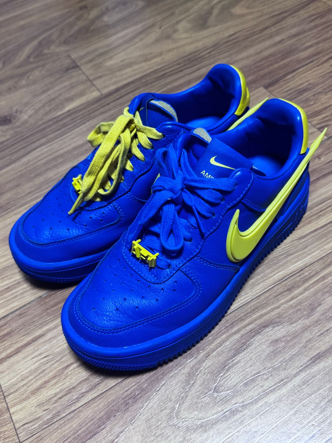 나이키 x 엠부쉬 에어포스 1 로우 SP 게임 로얄 앤 비비드 설퍼 상품이미지1