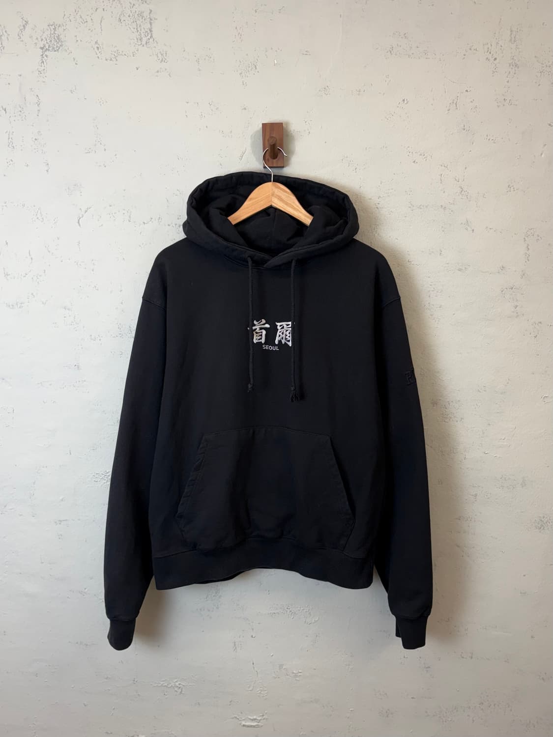 다크룸 서울 블랙 후드티 상품이미지1