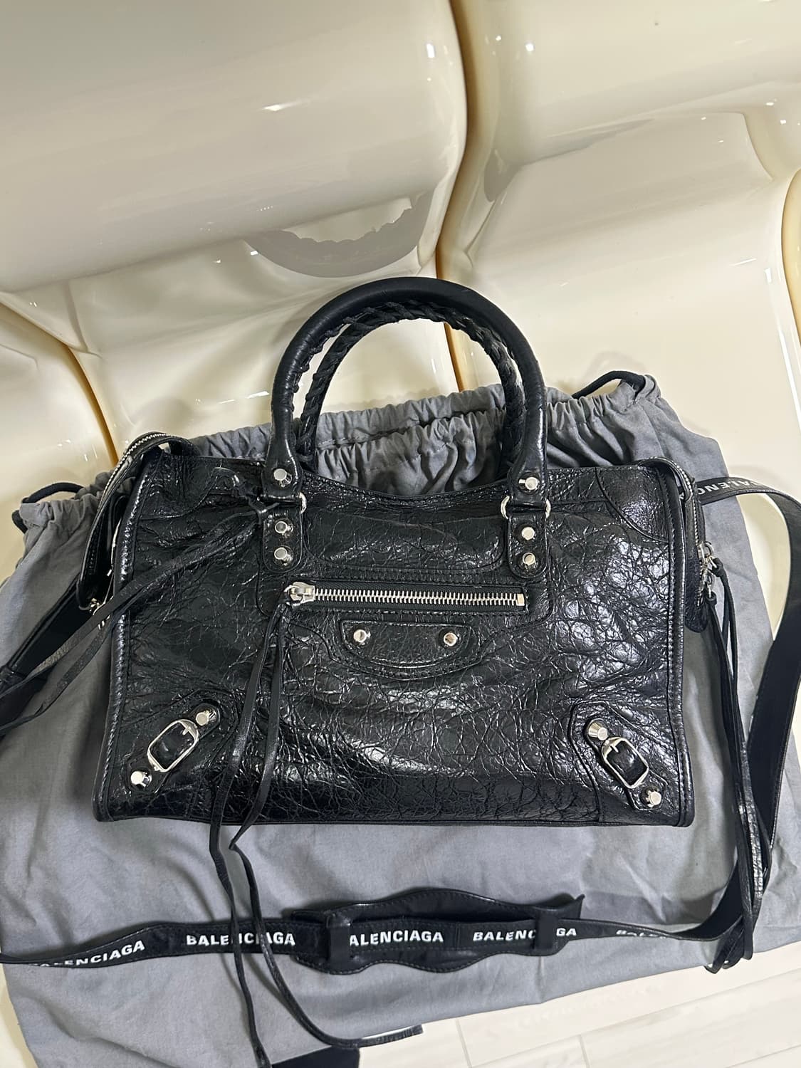 [A+ 정품] 발렌시아가 로고스트랩 시티 모터백 스몰 블랙 상품이미지1