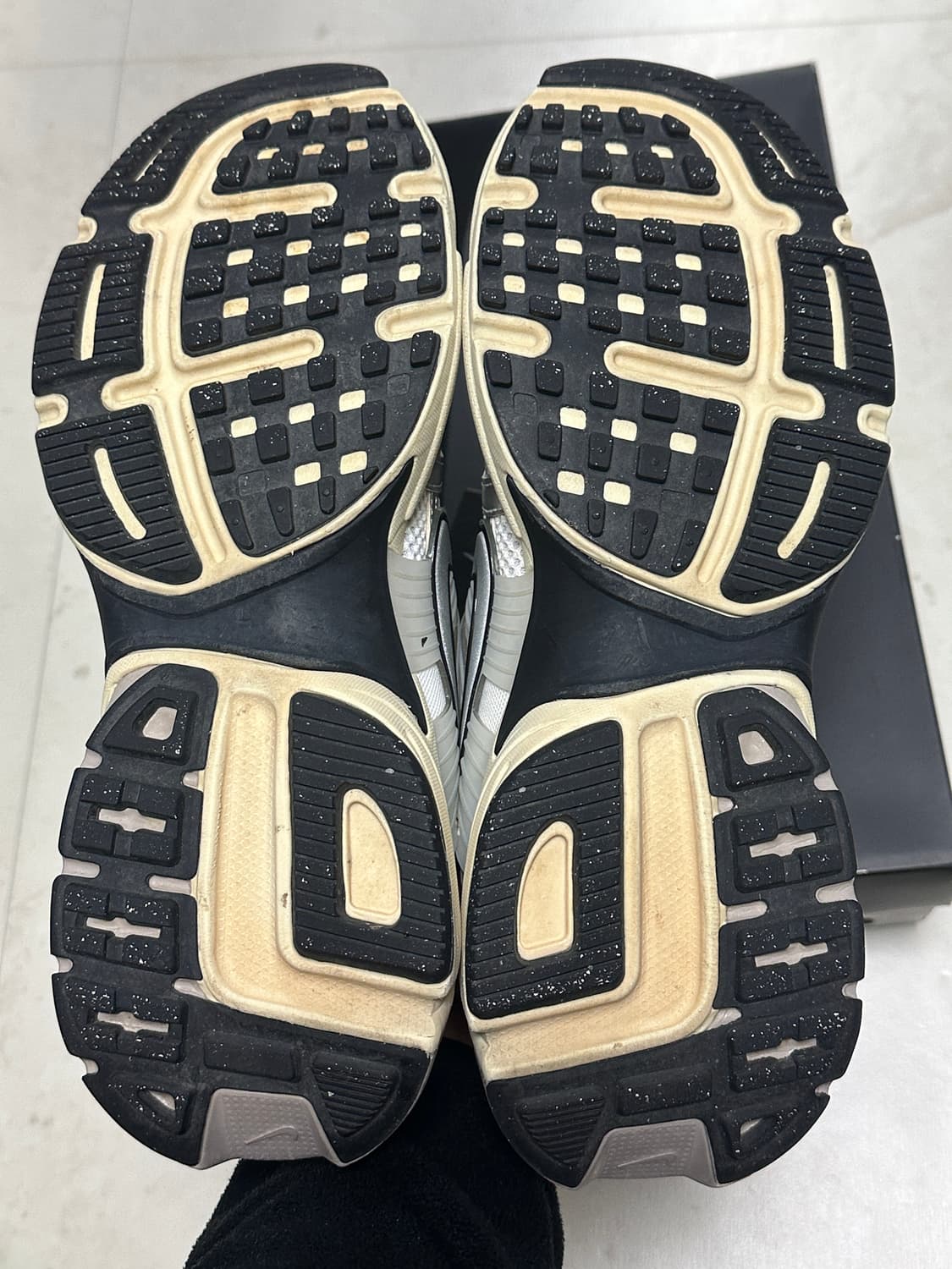 [260] 나이키 V2K 런 서밋화이트 메탈릭실버 상품이미지4