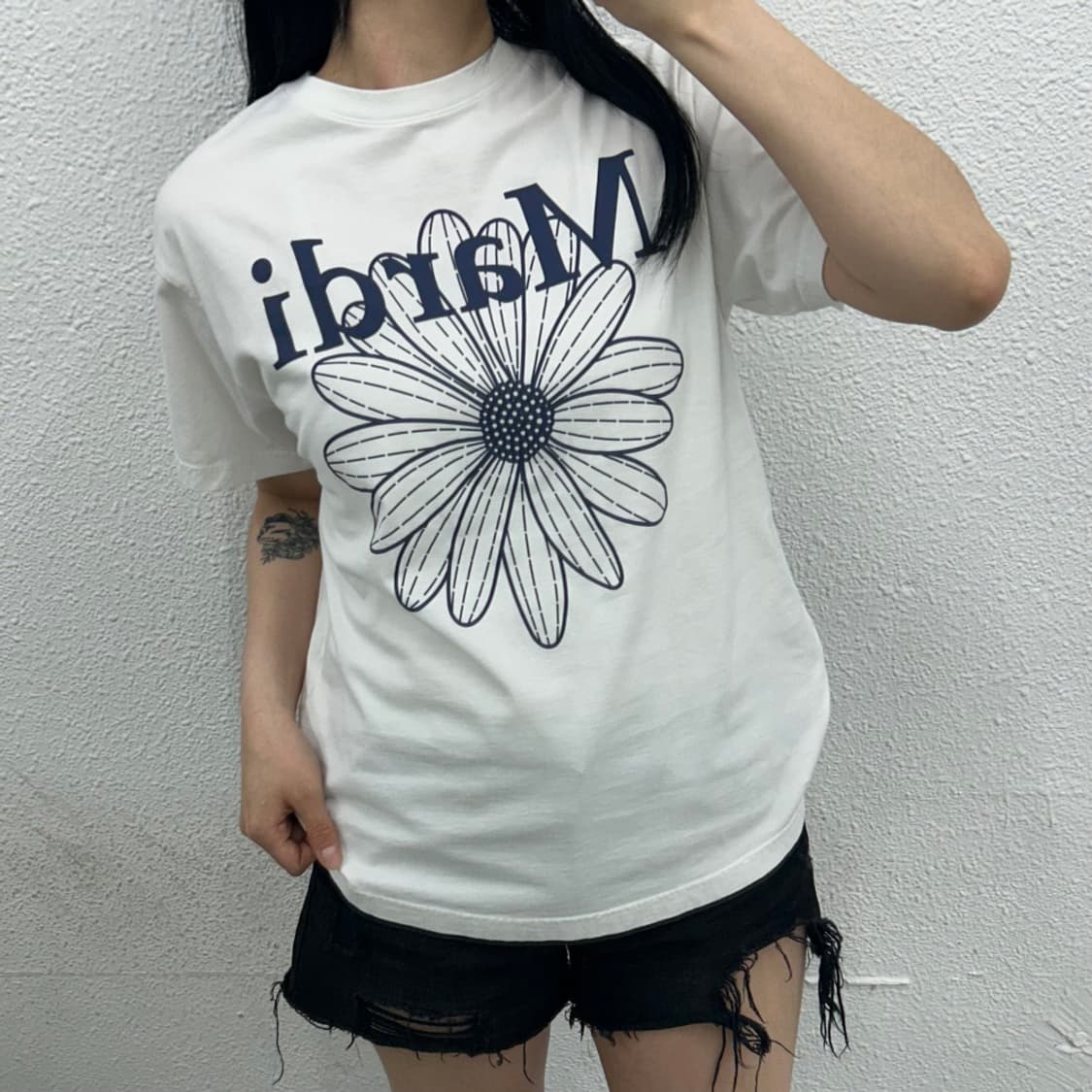 마르디 메르크디 센터로고 화이트 반팔 상품이미지1