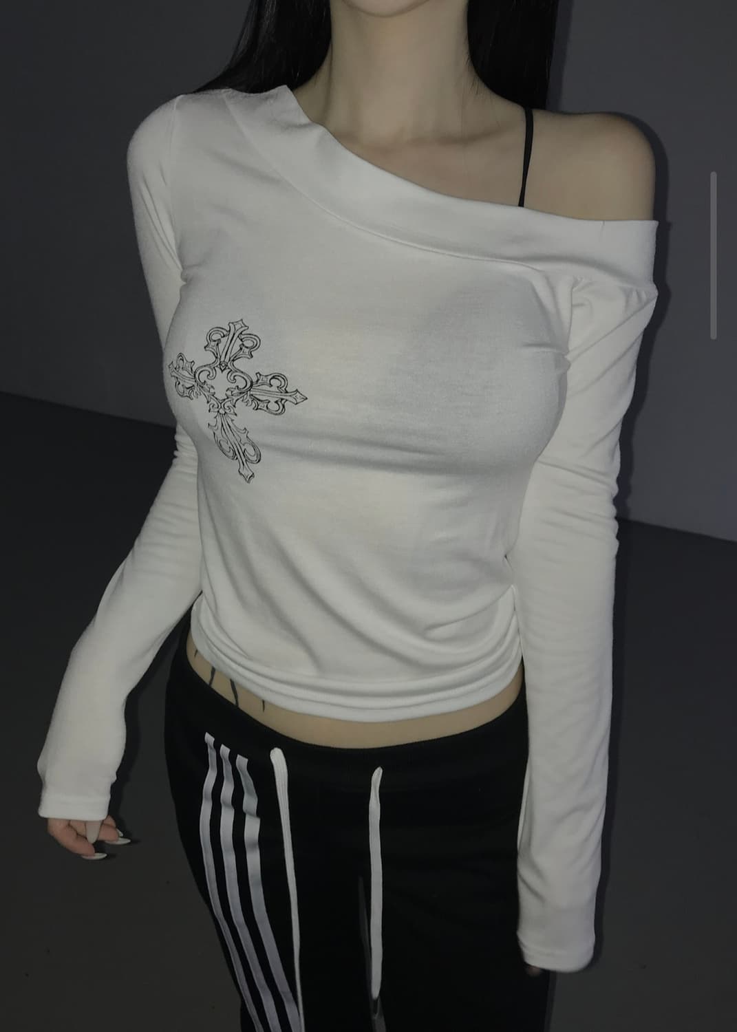 아예 새 것 디에어타운 크로스 언발 오프숄더티 원가 2.9 상품이미지2