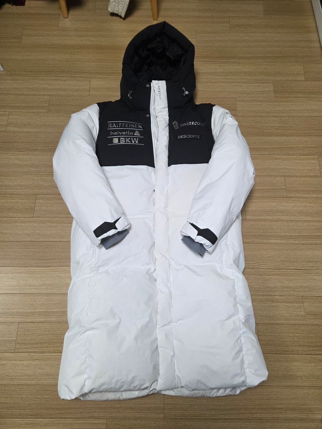 데상트 스위스 스키팀 엣지 와펜  롱패딩 점퍼 상품이미지2