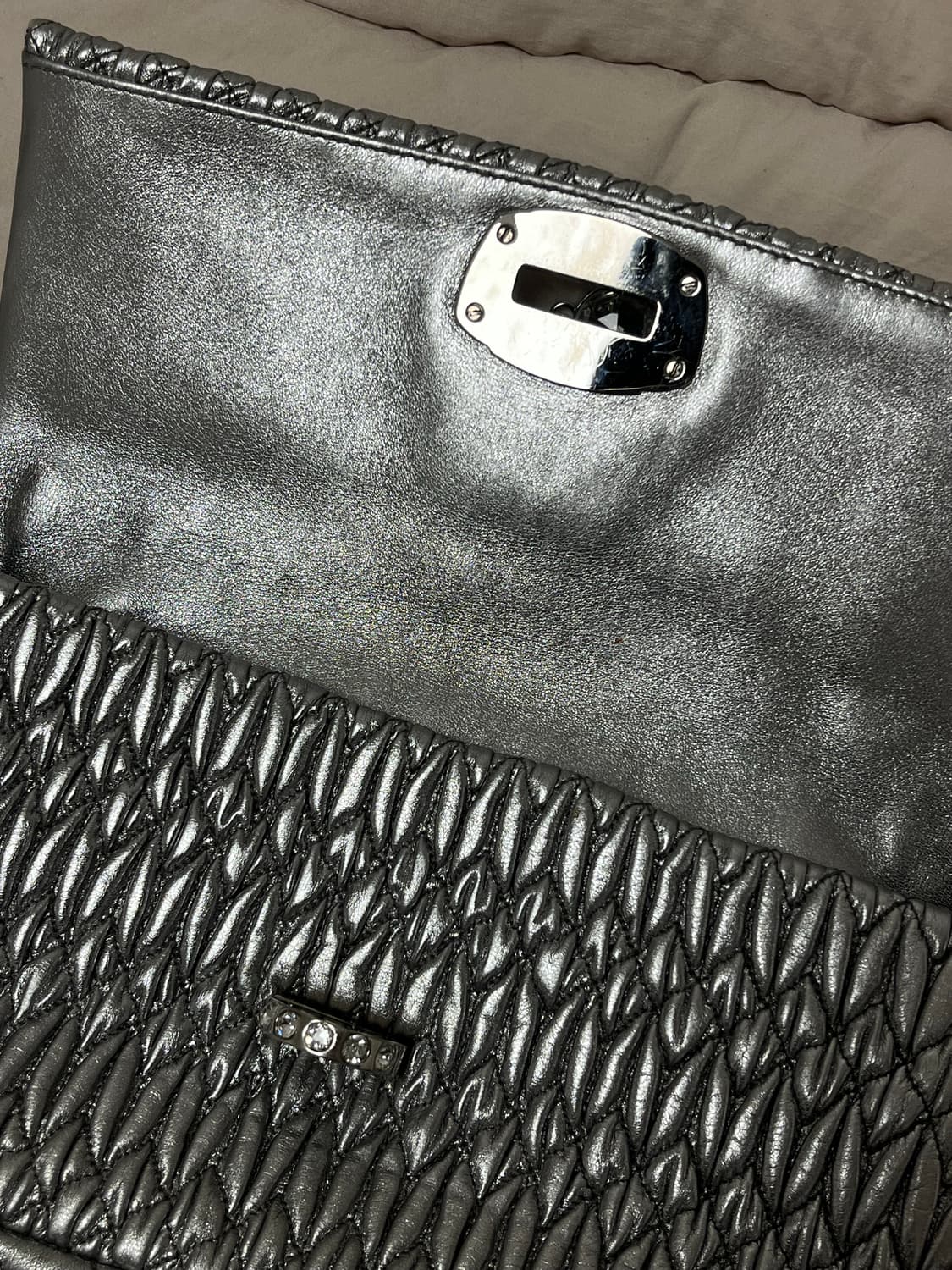 미우미우 마테라쎄 크리스탈 숄더백 상품이미지5