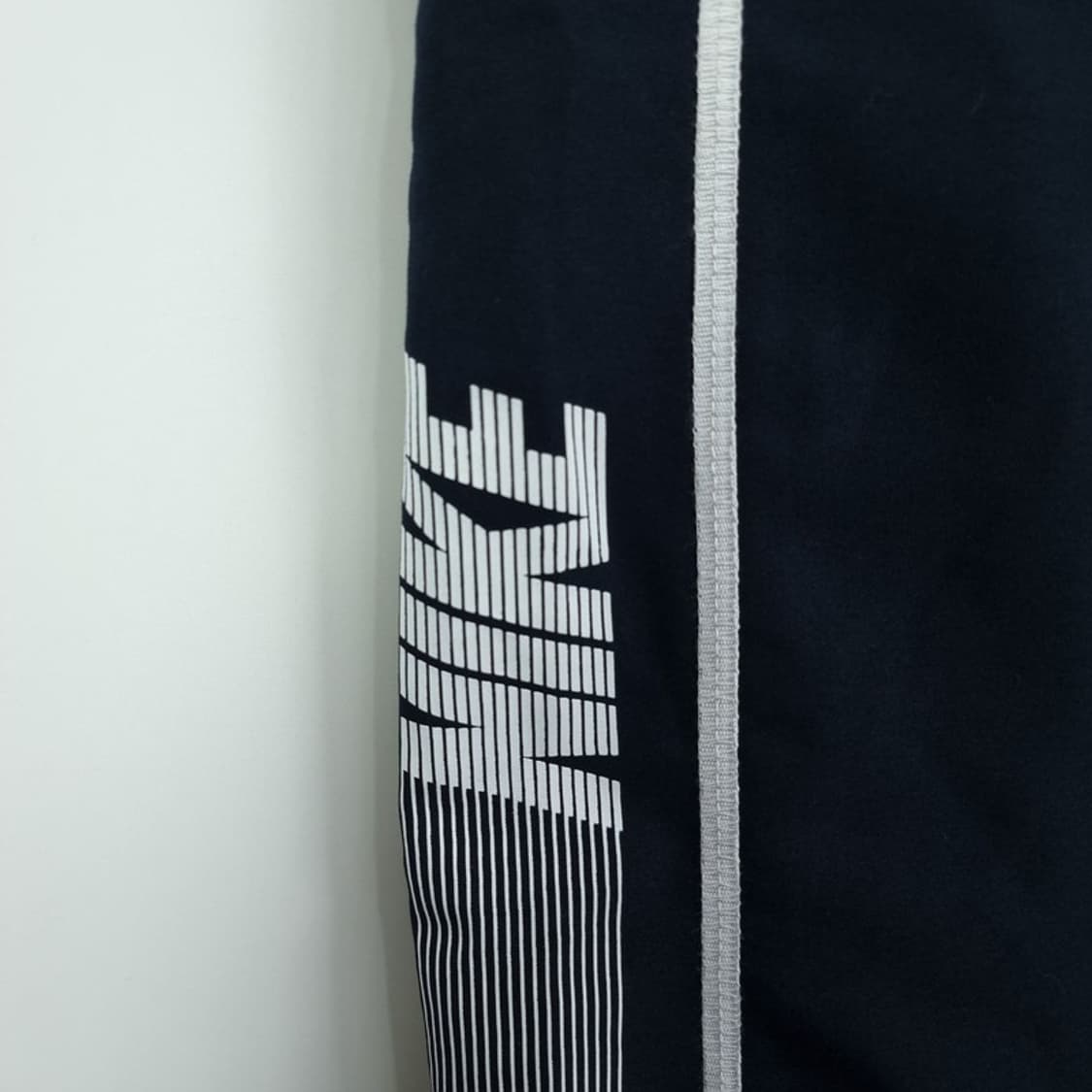 [나이키] 스우시 자수 나일론 트랙 팬츠 네이비 M19072 상품이미지7