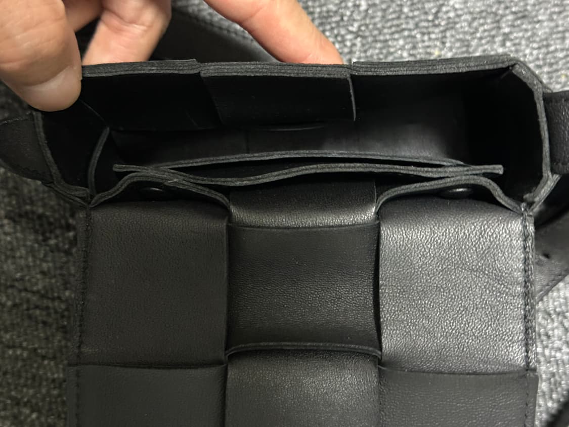 보테가베네타 미니 카세트백 블랙 상품이미지2