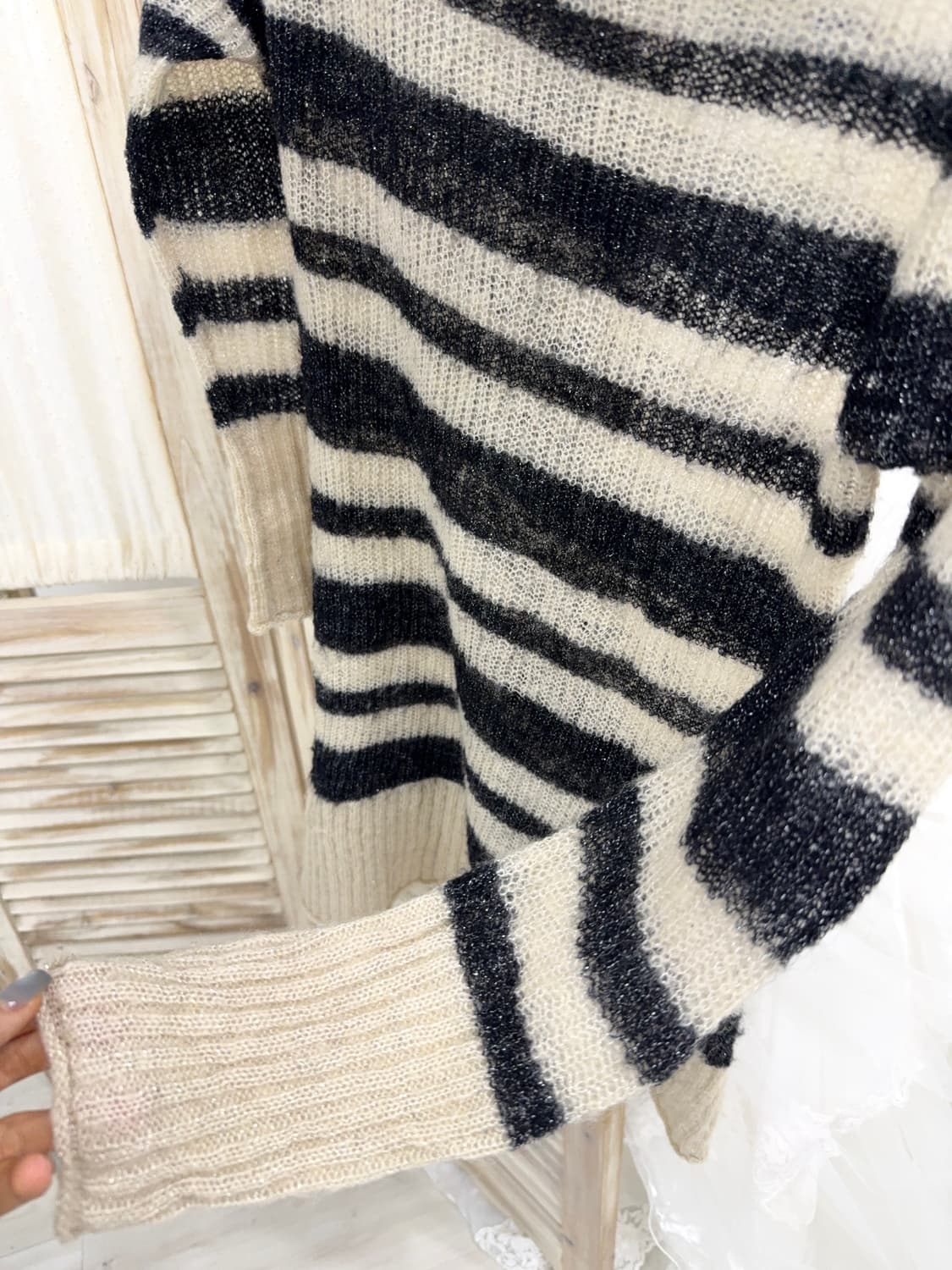 Black and ivory stripe off shoulder knit 상품이미지9