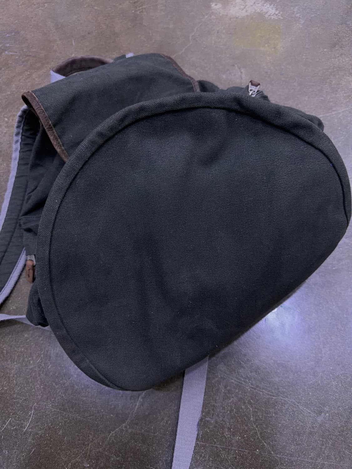 콜맨 캔버스 가죽 배색 아웃도어 멀티 백팩 다크 올리브 상품이미지7