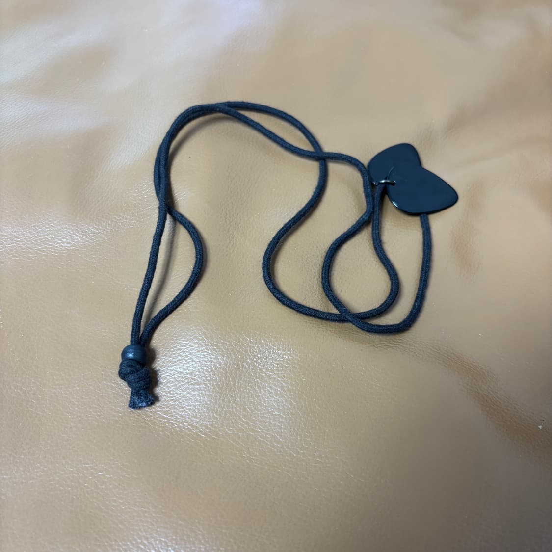 언더커버x히스테릭글레머 기타 피크 블랙 목걸이 (Black) 상품이미지6