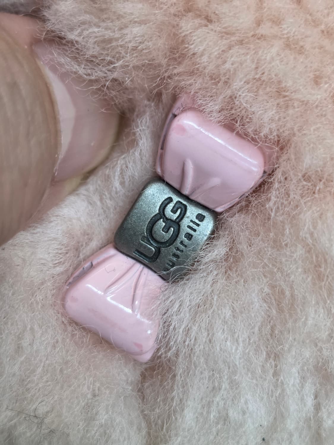 UGG 핑크 털 슬리퍼 220mm 판매합니다. 부드러운 양털 소재로 되어 상품이미지3