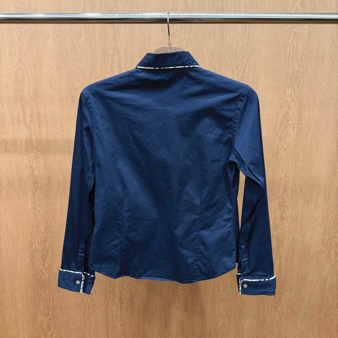 버버리 런던 코튼 셔츠 긴팔 무지 배색 라인 디테일 슬림핏 네이비 상품이미지3