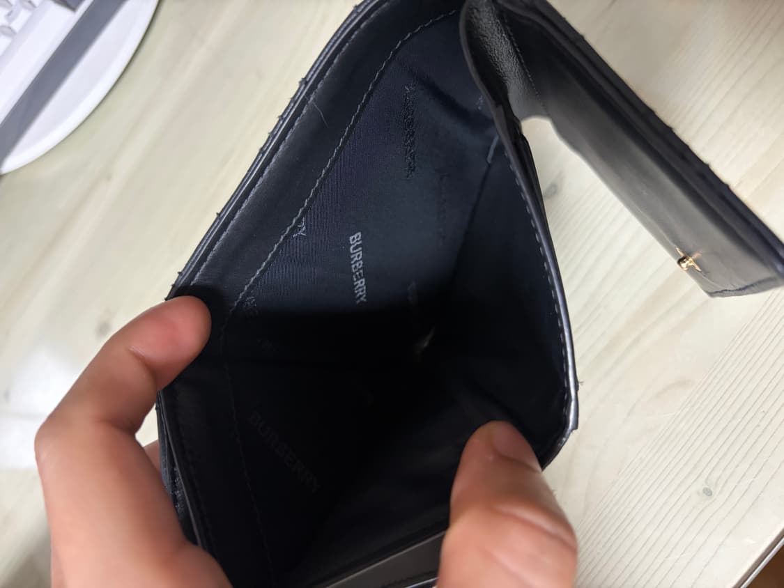 버버리 퀄티드 레더 스몰 롤라 폴딩 지갑 블랙 라이트 골드 상품이미지4