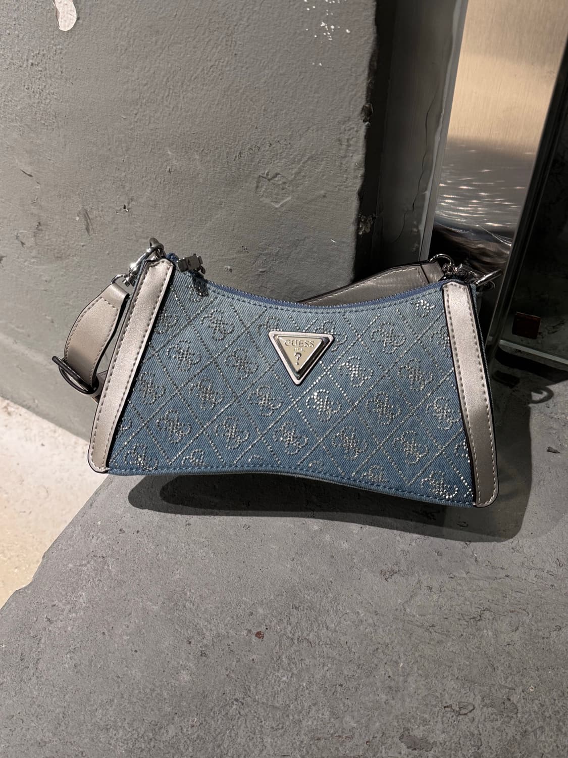 Guess 게스 데님 레더 숄더백  상품이미지1